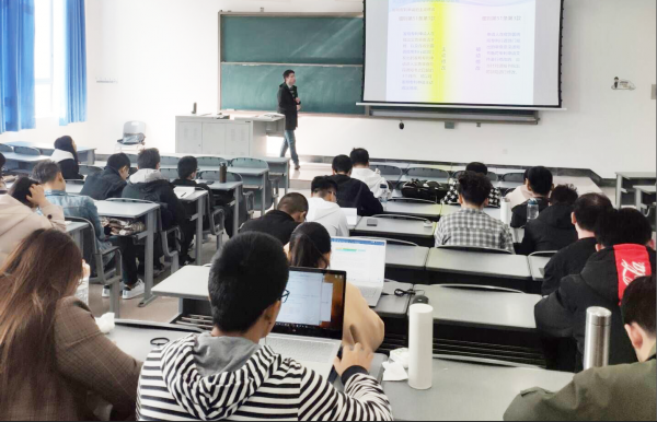 图片1 保骏老师在上课.png 图片1 保骏老师在上课.png